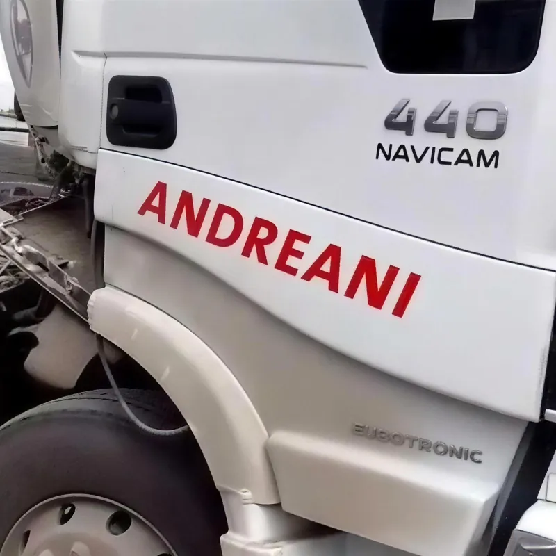 Cabina del Iveco 440 de Andreani chocada, antes de la reparación