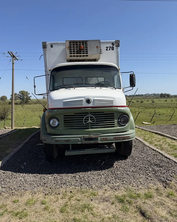 Camión Mercedes-Benz 1114 verde con caja térmica, de frente