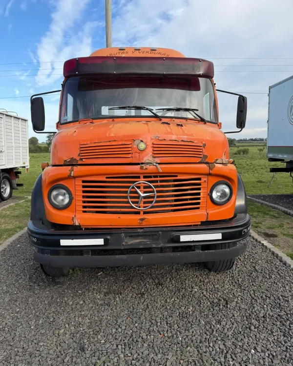 Camión Mercedes-Benz 1518 naranja, de frente, en el predio sobre la Ruta 14